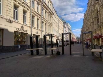 عند مدخل شارع القديس نيكولاس في موسكو وضعت الإجهزة والسياج للتفتيش