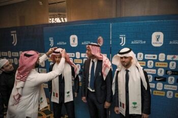 #السعودية : لاعبو يوفينتوس يشاركون الجماهير تجربة ارتداء الزي السعودي