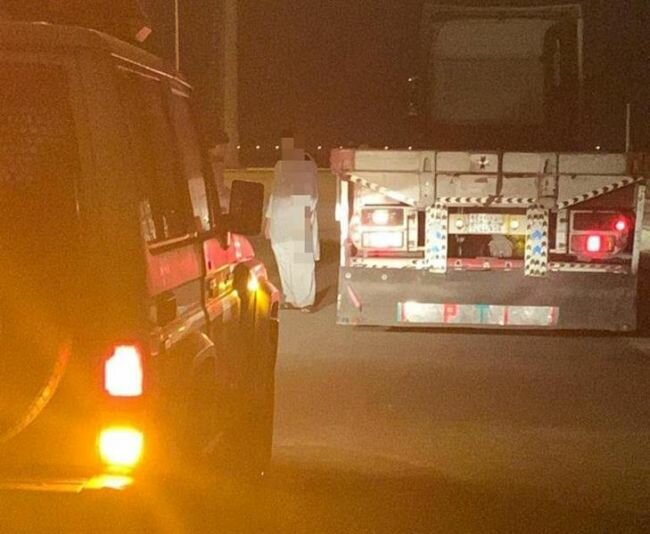 شاهد: ضبط سائق شاحنة متهور عكَس السير في شارع بجدة