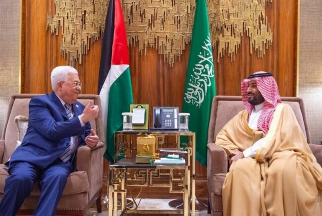 ولي العهد يستعرض مع الرئيس الفلسطيني تطورات الأحداث على الساحة الفلسطينية