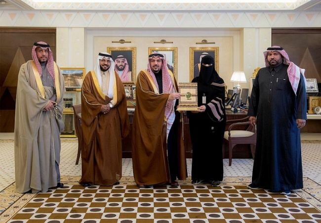 أمير #القصيم يكرم ممرضة أنقذت 4 أشخاص في حادث مروع