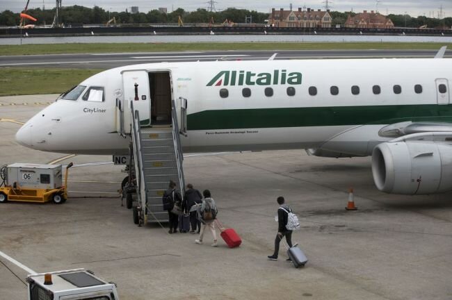 ايطاليا تنوي تأميم أليتاليا و الخروج من تحالف سكاي تيم للطيران