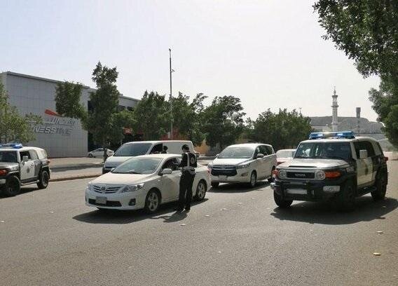 «شرطة مكة» تعلن القبض على 18 من مخالفي “لائحة الحد من التجمعات”.