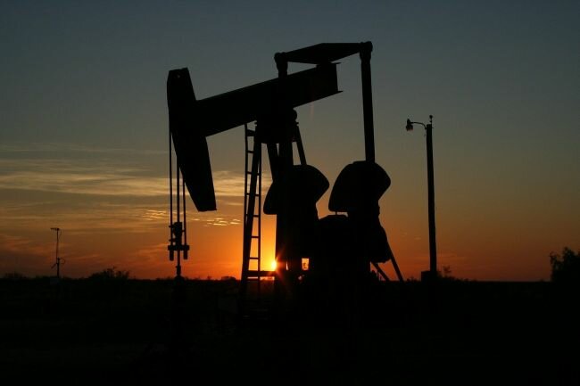 النفط يرسو بالقرب من 33 دولار للبرميل وسط تصاعد التوترات بين الولايات المتحدة والصين