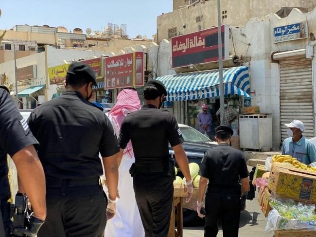 بلدية العزيزية تداهم موقعين للباعة الجائلين بلدية العزيزية تداهم موقعين للباعة الجائلين