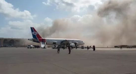 26 قتيل بعد سقوط قذائف وصواريخ مسيرة أطلقتها مليشيا الحوثي على مطار عدن