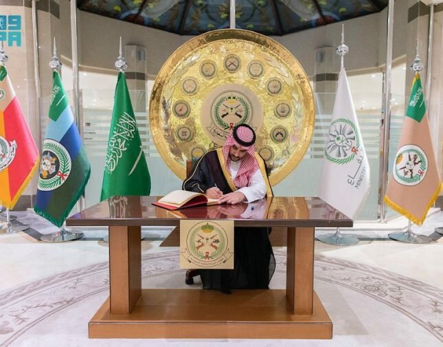 إنفاذًا لتوجيهات ولي العهد.. نائب وزير الدفاع يتفقد قيادة القوات البرية الملكية السعودية
