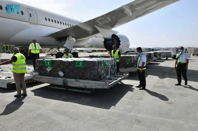 إنفاذا لتوجيهات خادم الحرمين .. وصول طائرة مساعدات إلى تونس تحمل الدفعة الأولى من الأكسجين