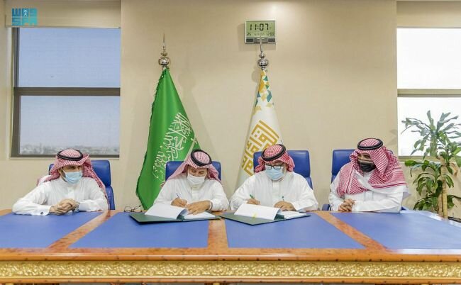 أمين القصيم يوقع عقد مشروع معالجة وتأهيل طرق بريدة بقيمة 17 مليون ريال