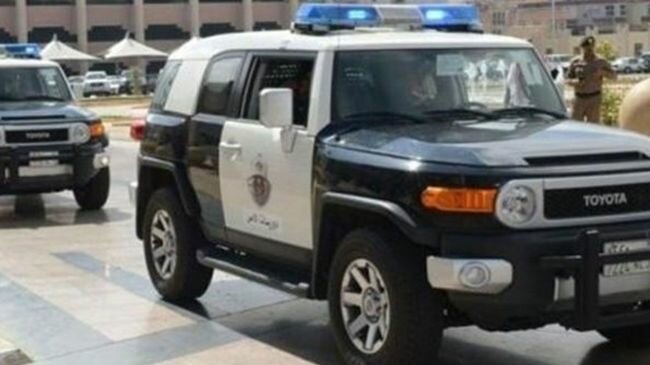 القبض على (4) مواطنين ظهروا في مقاطع فيديو في مشهد احتجاز لأحدهم وسكب مادة سريعة الاشتعال عليه بالشمالية