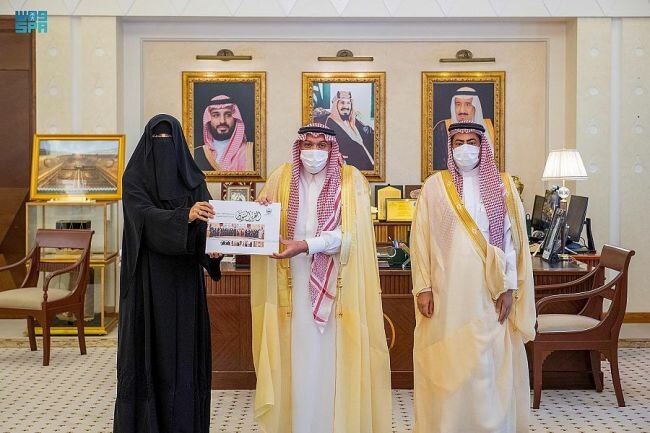 أمير القصيم يتسلّم التقرير السنوي للجنة النسائية التنموية بالمنطقة