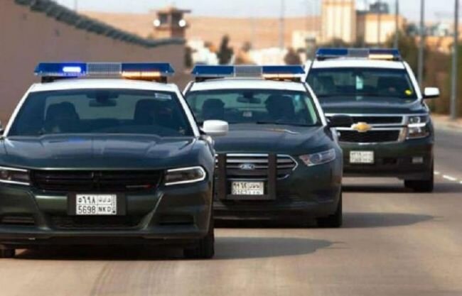 القبض على مواطنين بحوزتهما أسلحة نارية و مواد مخدرة وأوراق مالية مُزيَّفة بالرياض