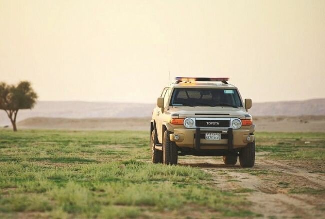 ضبط أربعة مخالفين لنظام البيئة يقومون بنقل الرمال وتجريف التربة