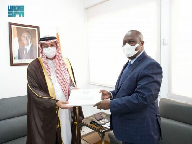 خادم الحرمين يبعث رسالة لرئيس جمهورية كوت ديفوار