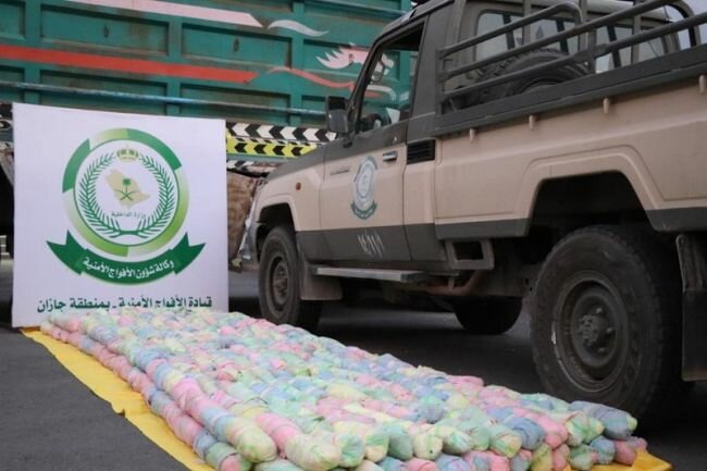 دوريات الأفواج بجازان تحبط محاولة تهريب أكثر من ربع طن من مادة القات المخدرة