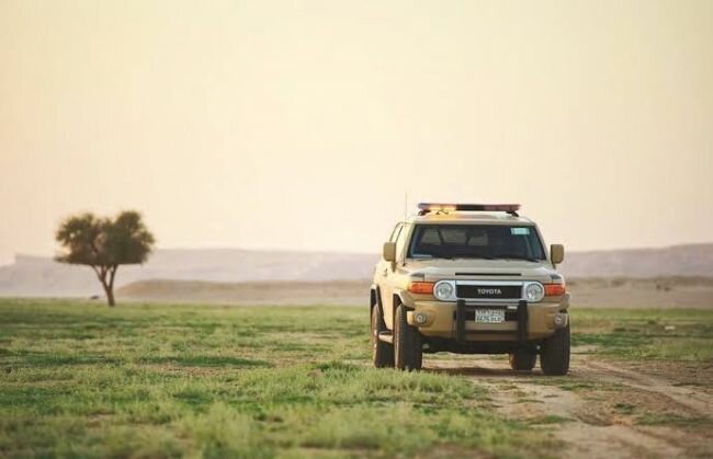 القوات الخاصة للأمن البيئي تضبط مخالفين لنظام البيئة لقيامهم بنقل الرمال وتجريف التربة