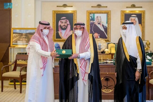 أمير القصيم يطلق التطبيق الإلكتروني للأجهزة المحمولة لمكتبة سموه