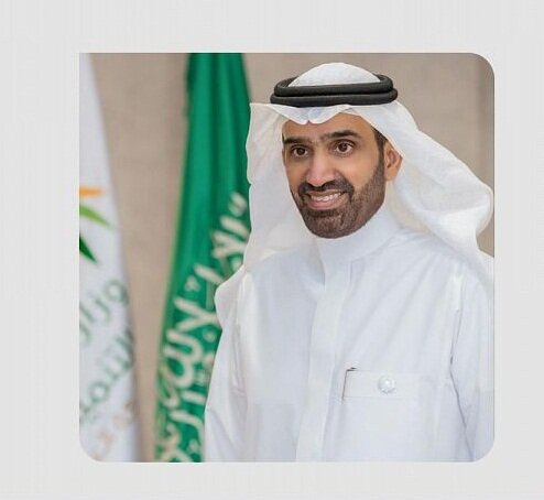 وزير الموارد البشرية يصدر قرارًا بتوطين (11) نشاطًا في منطقة الباحة