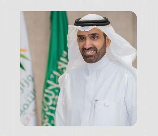 "الموارد البشرية": قصر العمل على السعوديين في مهن السكرتارية والترجمة وأمناء المخزون وإدخال البيانات