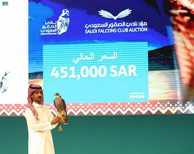 بـ 451 ألف ريال صقر الظهرة الأغلى في مزاد نادي الصقور السعودي الثاني بـ 451 ألف ريال صقر الظهرة الأغلى في مزاد نادي الصقور السعودي الثاني