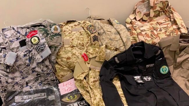 اللجنة الأمنية في إمارة الرياض تغلق محلين وتضبط 120 بدلة عسكرية و 200 قطعة من الأنواط