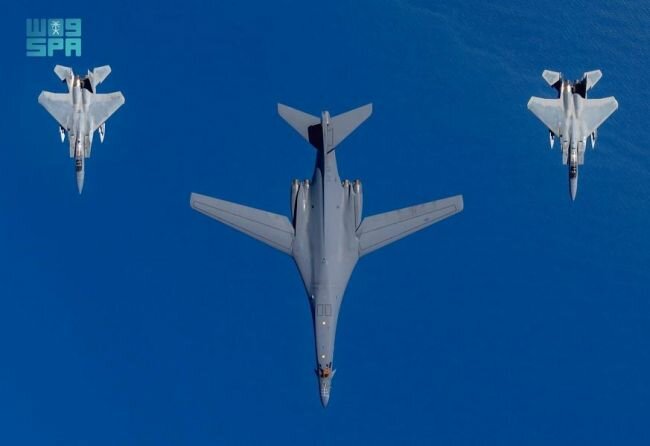المقاتلات السعودية (ف-15 سي) والقاذفات الأمريكية الإستراتيجية (B-1 ) في تمرين مشترك