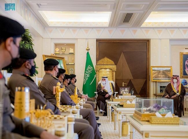 أمير القصيم يقلد عددًا من الضباط رتبهم الجديدة