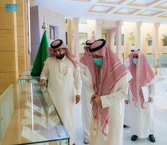 الأمين العام لمؤسسة الملك عبدالعزيز ورجاله للموهبة والإبداع يطّلع على مركز المخطوطات والوثائق بإمارة القصيم