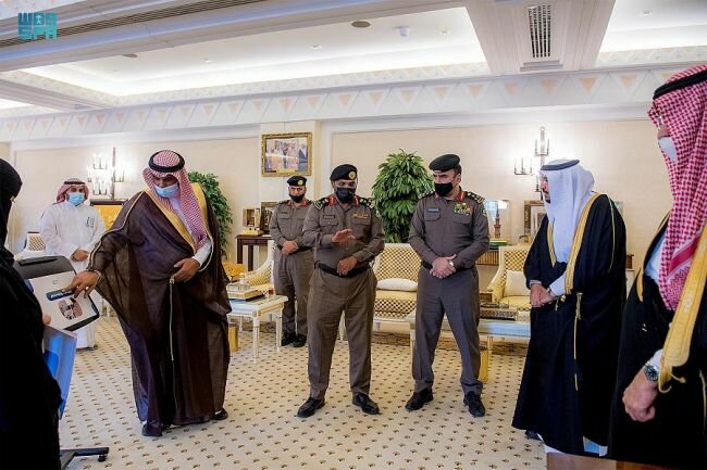 أمير القصيم يطلع على أعمال مدرسة القيادة الجديدة ومركز أضرار المركبات