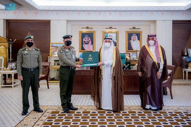 أمير القصيم يتسلّم التقرير السنوي الإحصائي لجوازات المنطقة أمير القصيم يتسلّم التقرير السنوي الإحصائي لجوازات المنطقة