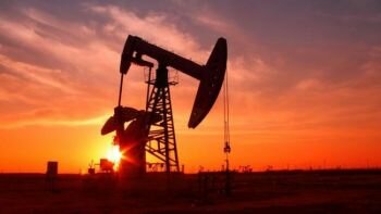 النفط يرتفع 3 % بعد بيانات خفض إنتاج متوقعة من السعودية و روسيا ودول أخرى تشمل أمريكا