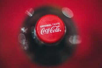 شركة كوكا كولا توقف إعلاناتها في وسائل التواصل الاجتماعي مؤقتًا