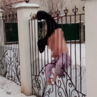 روسيا : وفاة سيدة من شدة البرد بعد أن علقت في سياج حديدية